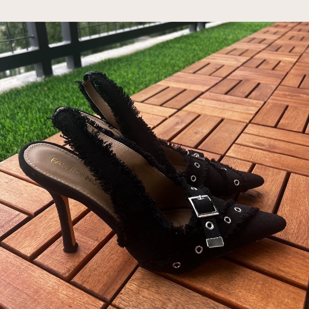 Elegant Black Heeled Shoes with Buckle Detail